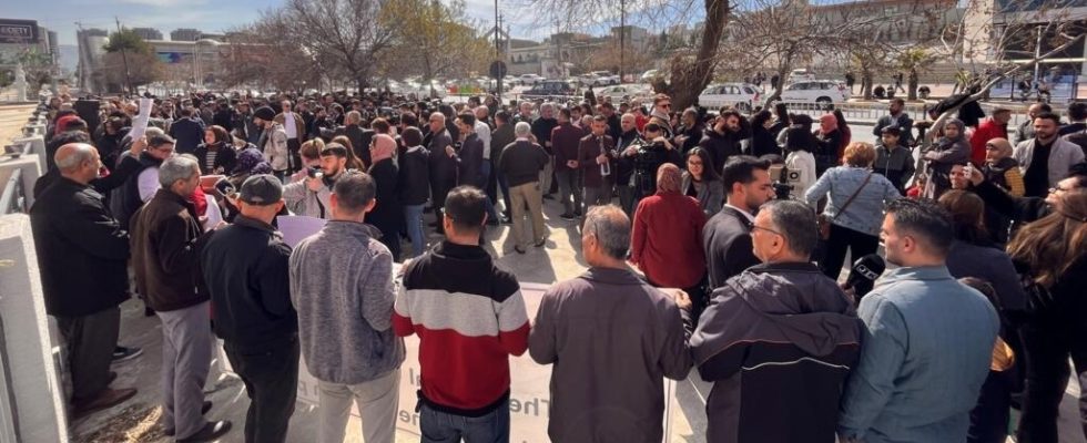 in Iraqi Kurdistan civil servants demonstrate after months of unpaid