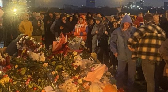 uninterrupted parade of Muscovites to pay tribute to the victims