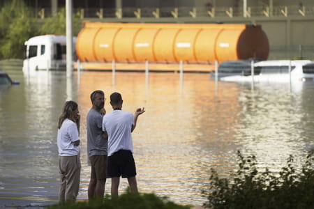 1713345435 33 Exceptional floods in Dubai impressive images