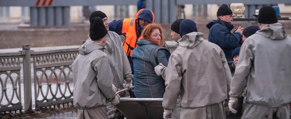 Broken dam causes Russians to demonstrate