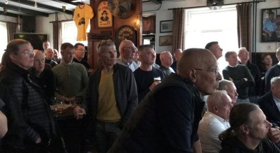 Cycling fans hang on Tom Dumoulins lips at the Lexmond