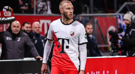 Defender Mike van der Hoorn at FC Utrecht until 2026