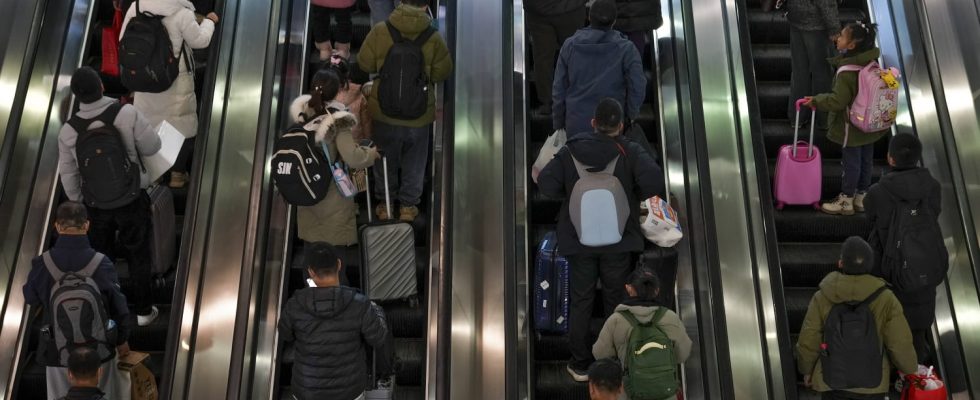 Heres How to Ride Escalators Faster Everyones Wrong