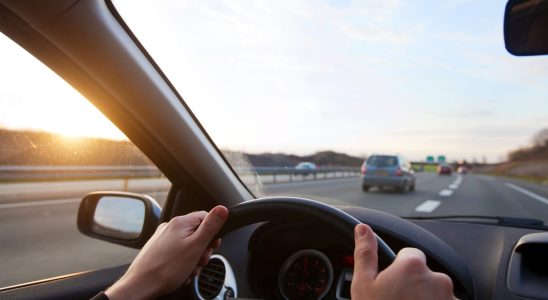 How to properly place your hands on the steering wheel