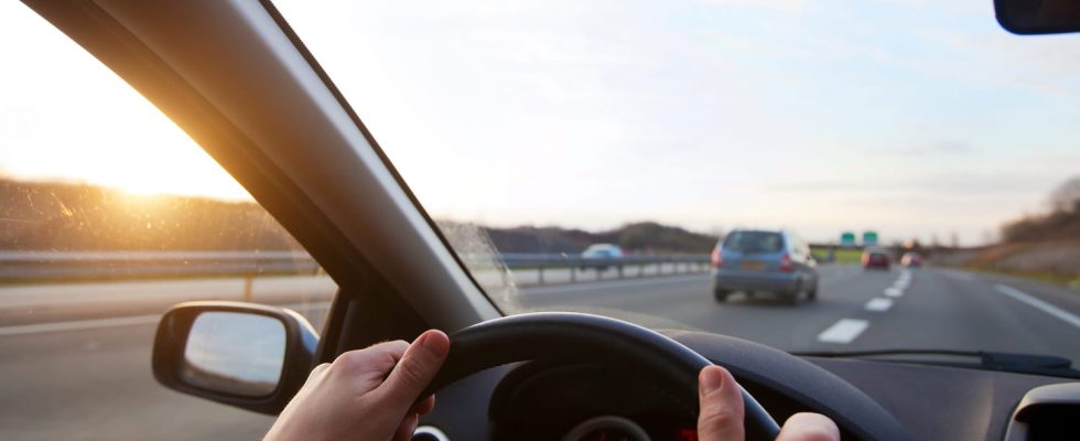 How to properly place your hands on the steering wheel