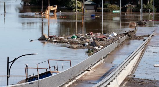 Hundreds rescued after record rain in Australia whole state