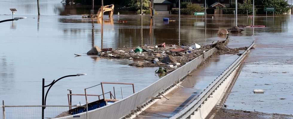 Hundreds rescued after record rain in Australia whole state