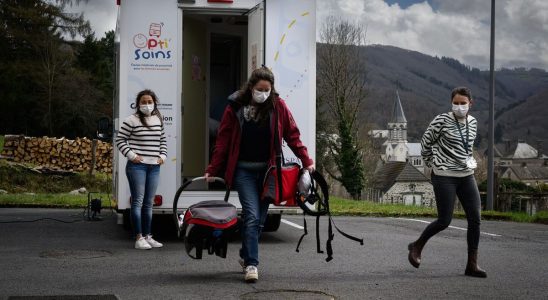 In the Auvergne countryside a medical truck meets pregnant women