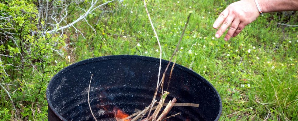 It is forbidden to burn leaves on the grounds