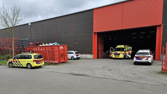 Man ends up under a steel beam at Veenendaals company