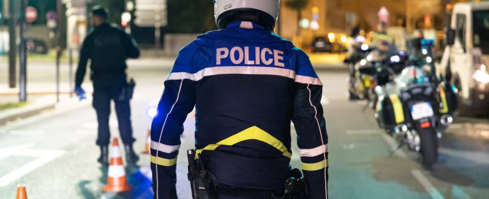 Paris a police officer and a child in absolute emergency