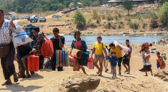 Residents flee fighting at border town in Myanmar