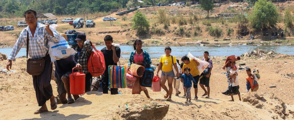 Residents flee fighting at border town in Myanmar