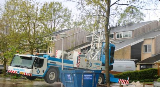 Sinking crane in residential area Leusden stabilized gas pipeline closed