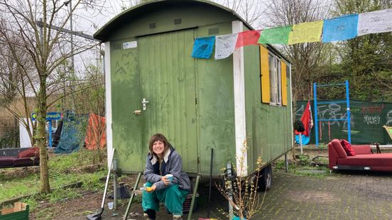 Squatter Merel realized her ideal mini society in the old car