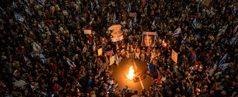 Tens of thousands demonstrate against Netanyahu