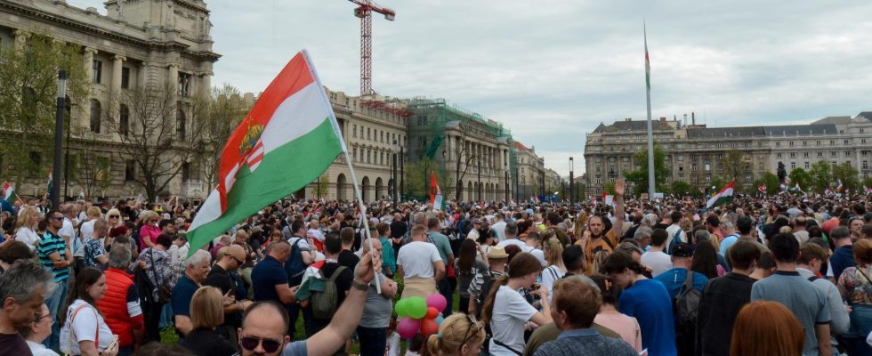 Tens of thousands in Orban critical demonstration