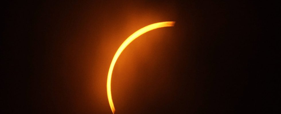 The solar eclipse live the first impressive images have fallen