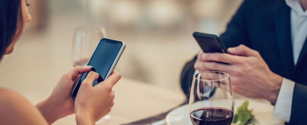 When restaurants encourage digital detox