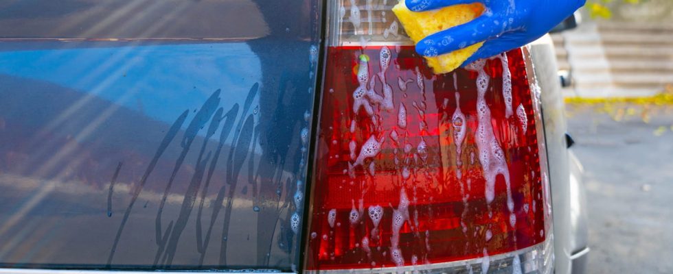 Why all French people who wash their cars in front