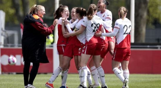 Womens FC Utrecht puts an end to Twentes championship celebration