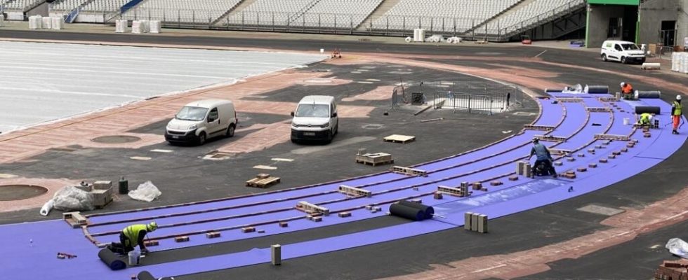 at D 100 how the Stade de France is adorned with