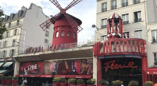 in Paris the wings of the Moulin Rouge fell without