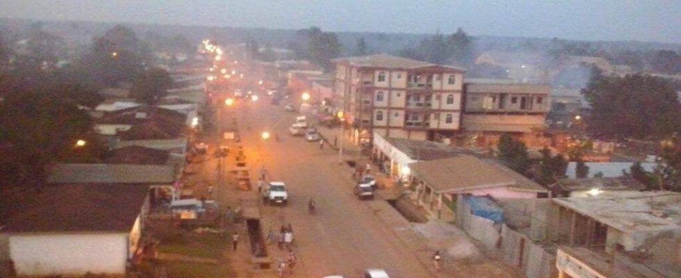 scenes of looting after a kidnapping in the town of