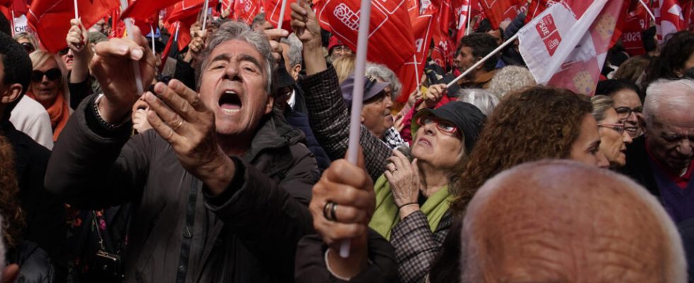 socialist activists mobilized to convince Pedro Sanchez not to resign