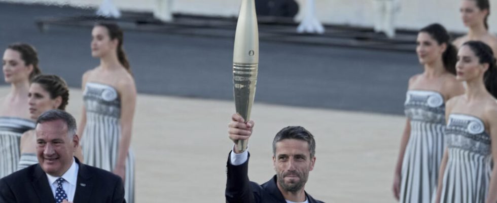 the Olympic flame officially handed over to the French Organizing