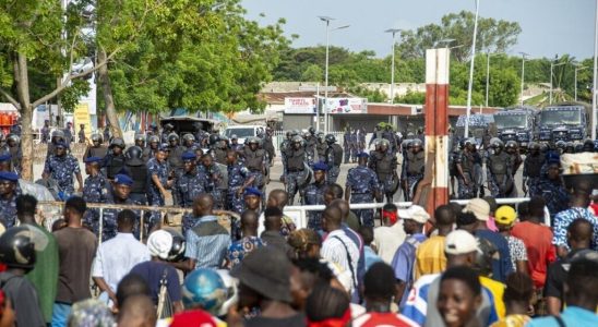 the demonstration against the high cost of living blocked by