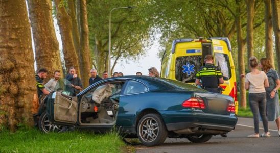 112 news Car flies out of the bend and crashes