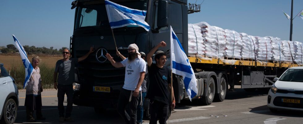 Activists in Israel destroy aid to Gaza