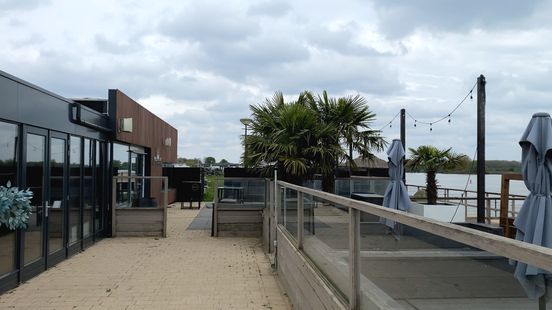 Bridal couples still in suspense Beach club Klein Scheveningen is