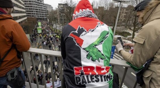 In Brussels demonstrators for the Palestinian cause call on the