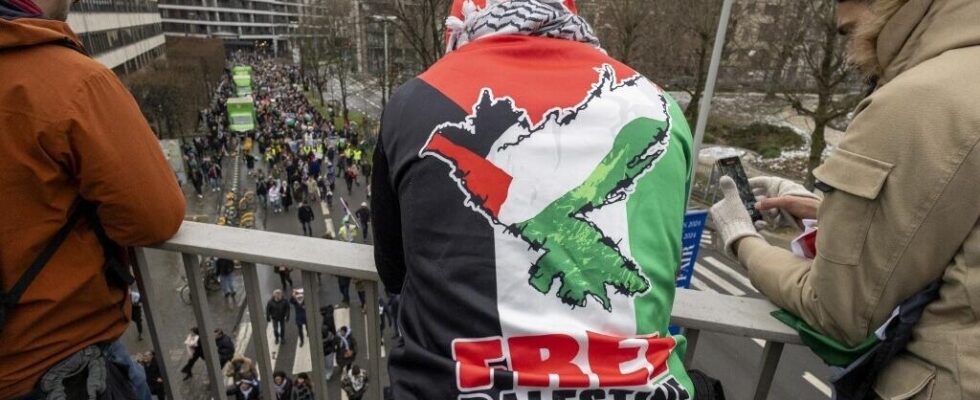 In Brussels demonstrators for the Palestinian cause call on the