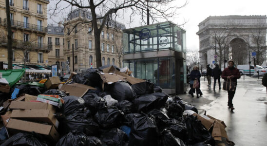 In Paris garbage collectors threaten to strike during the 2024