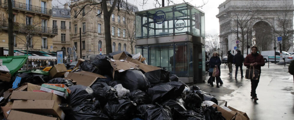 In Paris garbage collectors threaten to strike during the 2024