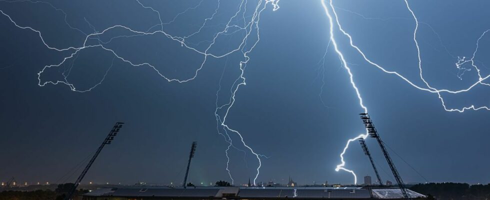 Lightning struck near Lens killing one person Dr Kierzeks tips