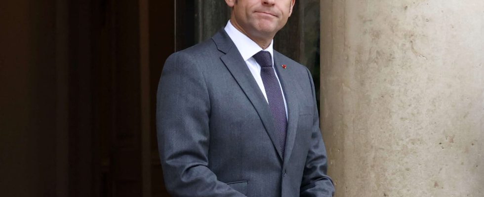 Macron goes hard and calls for a start before the