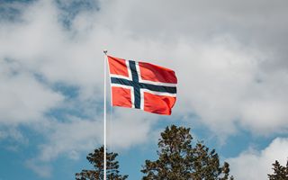 Norways central bank leaves rates at 45 Suggests longer hold