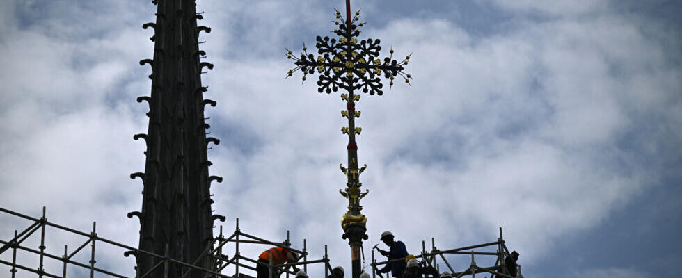 Notre Dame de Paris Cathedral regains its Chevet Cross