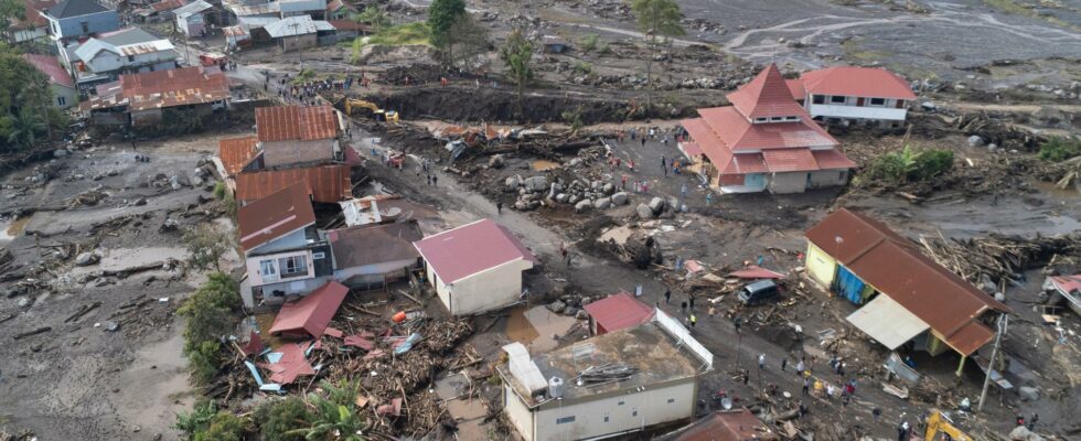 Over 50 dead after torrential rains in Sumatra