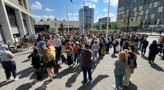 Peaceful slogans and response from university management at Science Park