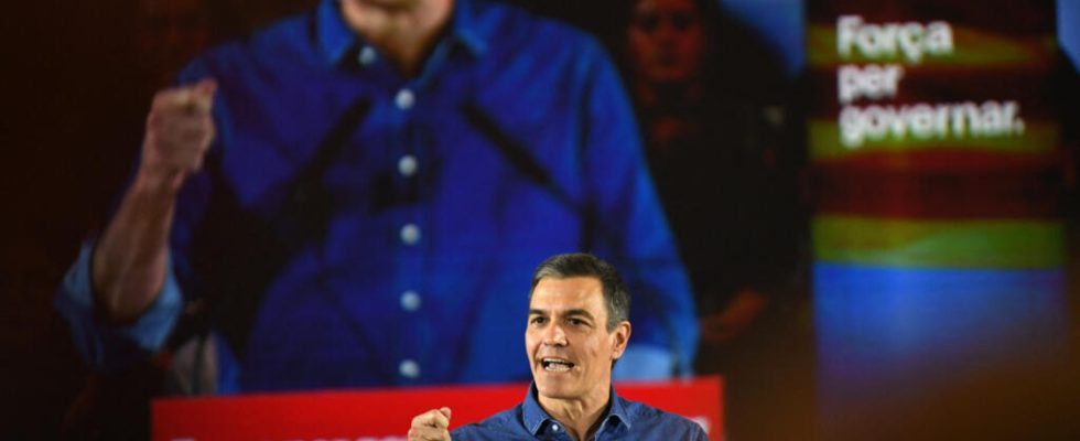 Pedro Sanchez returns to a meeting in Catalonia