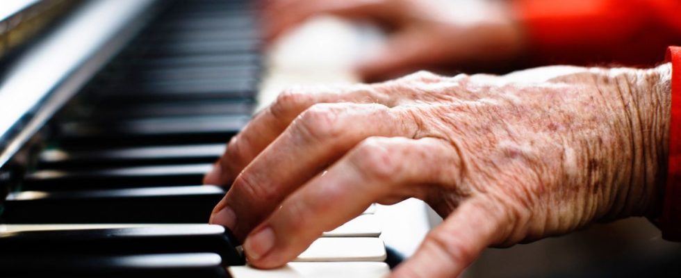 Playing the piano to keep your brain young and healthy