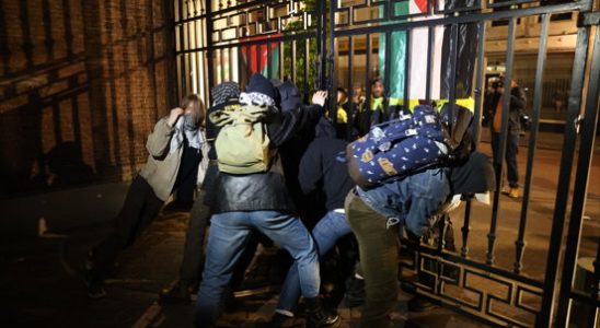 Police begin clearing protest camp in Utrecht University Library courtyard