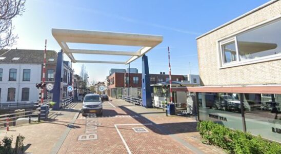 Still flooding in Woerden lock at Bodegraven closed all day