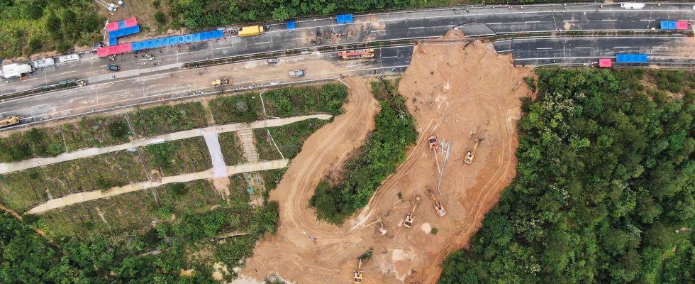 Truck driver hero in road collapse in China