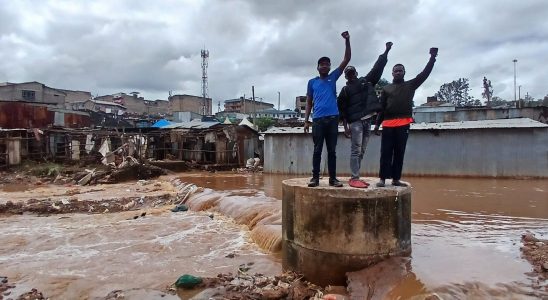 police repress a demonstration against the evacuation of a slum